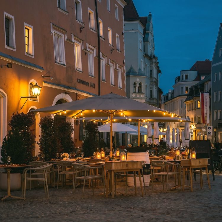 MAXIM’S Terrasse am Haidplatz in Regensburg Terrasse von MAXIM’S am Haidplatz in Regensburg bei Abendstimmung