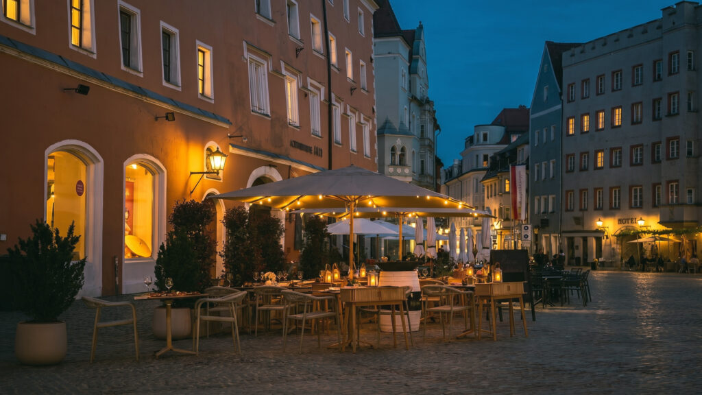 Terrasse von MAXIM’S am Haidplatz in Regensburg bei Abendstimmung
